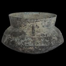 Vase bas en bronze � patine de fouilles